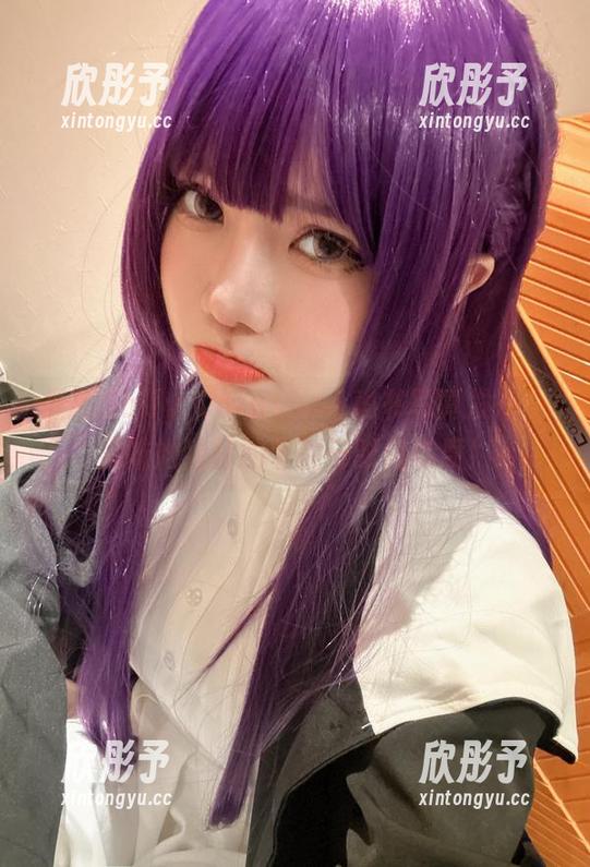 最新Sally Dorasnow秘书写真发布，品味她独特的个性与时尚态度！
